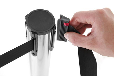 Abgrenzungspfosten mit Klebeband