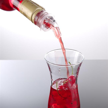 Rote Ausgießerflasche