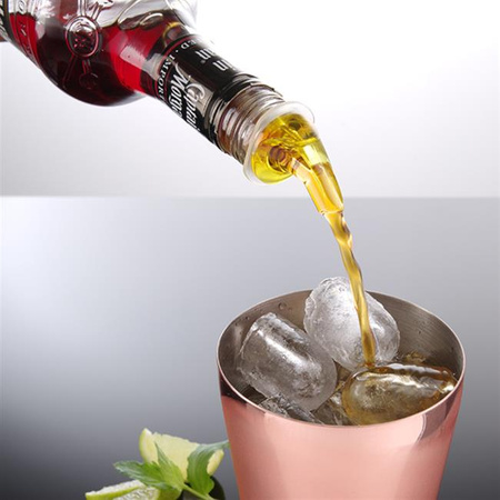 Rote Ausgießerflasche