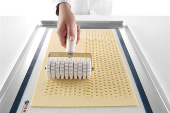 Rolka do ciasta dziurkująca - szerokość wałka 120 mm